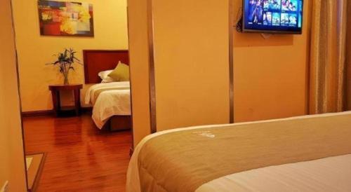 Postel nebo postele na pokoji v ubytování GreenTree Inn Yixing Zhangzhu Express Hotel