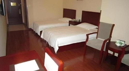 Postel nebo postele na pokoji v ubytování GreenTree Inn Yixing Zhangzhu Express Hotel