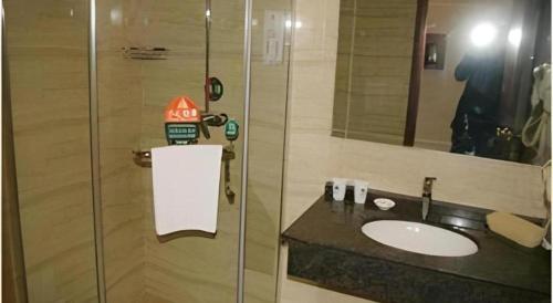 Ένα μπάνιο στο GreenTree Inn Nantong Haian Kaifa District Express Hotel
