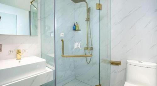 a bathroom with a shower and a toilet and a sink at 7 Days Inn Luoyang Railway Station Wangcheng Avenue in Luoyang