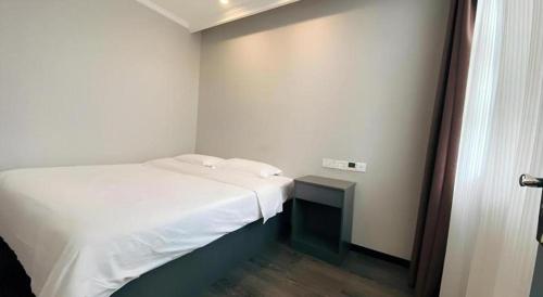 Ένα ή περισσότερα κρεβάτια σε δωμάτιο στο GreenTree Inn HanZhong Railway Station Beiyihuan Road Express Hotel