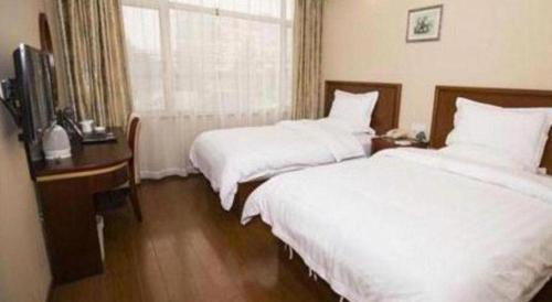 Ένα ή περισσότερα κρεβάτια σε δωμάτιο στο GreenTree Inn Shanghai Hongqiao Airport Huqingping Highway Shell Hotel