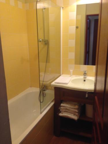 Un baño con ducha, lavabo y bañera. en 5 personnes, 2Pieces exceptionnel havre de détente et de confort, immense terrasse, vue incroyable, Tout pédestre, à 10m du funiculaire, parking, en Isola