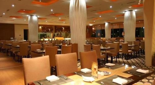 a dining room with tables and chairs in a restaurant at Holiday Inn Hotel & Suites Jiaxing Hangzhou Bay By IHG in Jiaxing