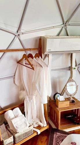 a room with a shelf with towels and a mirror at Phuchifa Sky Camp ร้อยรักภูชี้ฟ้า in Ban Seng Choi