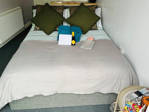 Your Harrogate Stay客房内的一张或多张床位