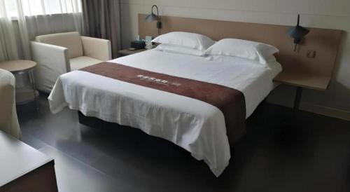 Ένα ή περισσότερα κρεβάτια σε δωμάτιο στο Jinjiang Inn Select Xuzhou Suining Middle Yuanfu Road