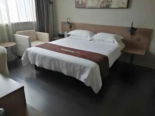 Ένα ή περισσότερα κρεβάτια σε δωμάτιο στο Jinjiang Inn Select Xuzhou Suining Middle Yuanfu Road