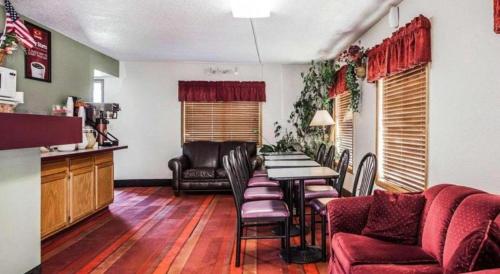 a living room with a table and chairs and a kitchen at Econo Lodge Urbandale - Northwest Des Moines in Urbandale
