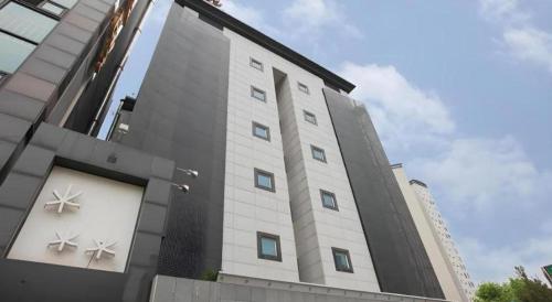a tall building with three windows on the side of it at Hotel Casa Suwon in Suwon