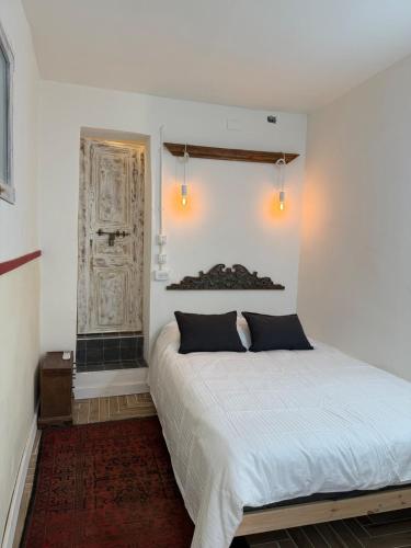 Chic & cozy Jaffa spot with a garden في تل أبيب: غرفة نوم بسرير أبيض ونافذة