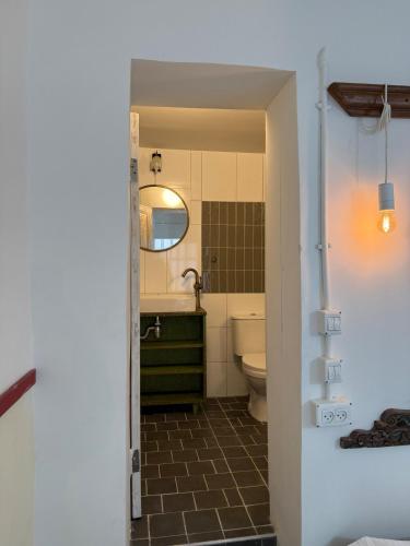 Chic & cozy Jaffa spot with a garden في تل أبيب: حمام مع مرحاض ومغسلة