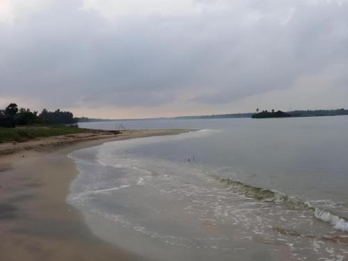 an empty beach with the ocean in the background at Naaval Hotel in Batticaloa