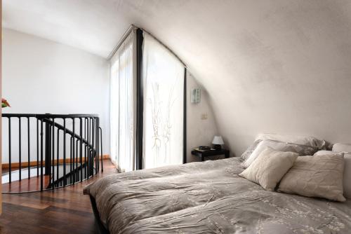 Bright Penthouse with Panoramic Sunlit Terrace