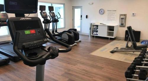 a room with a gym with a lot of equipment at Holiday Inn Express and Suites Hannibal-Medical Center By IHG in Hannibal