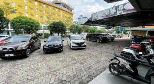 a group of cars parked in a parking lot at Lucky Star Hotel Near Harbour Bay Batam in Nagoya