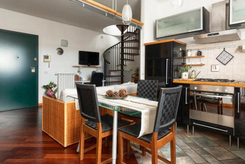 Bright Penthouse with Panoramic Sunlit Terrace