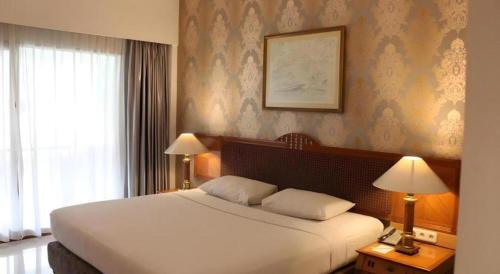 Кровать или кровати в номере Bumi Wiyata Hotel