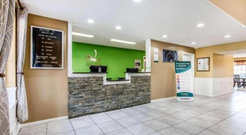 a fast food restaurant with a green wall and a counter at Quality Inn Bessemer I-20 exit 108 in Bessemer