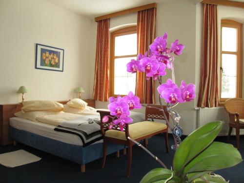 ケセンにあるPension Florian am Parkのベッドルーム1室(紫色の花のベッド1台付)