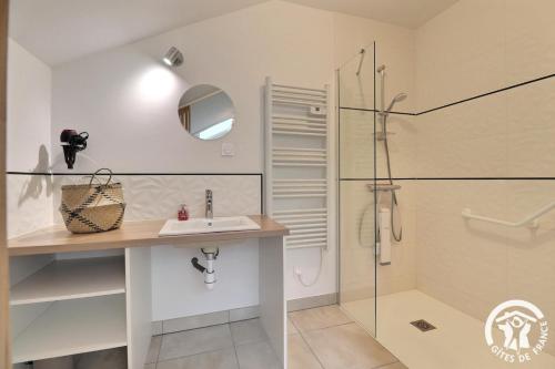 a bathroom with a sink and a shower at Le refuge enchante in Paimpont