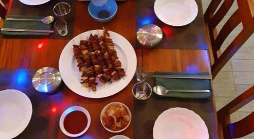 Makanan di atau berdekatan hotel