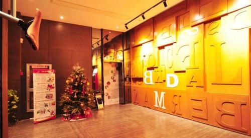 a christmas tree on the floor of a building at Hangzhou Berman Hotel in Hangzhou