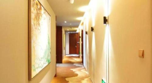 an empty hallway with a hallwayngthngthngthngthngthngthngthngthngthngth at Hangzhou Berman Hotel in Hangzhou