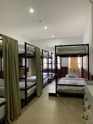 Ένα ή περισσότερα κρεβάτια σε δωμάτιο στο Nisa hostel