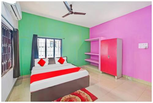 Ένα ή περισσότερα κρεβάτια σε δωμάτιο στο HOTEL !Madison! Homes Near Railway Station - Spacious & Fully Air conditioned Rooms - A Top Rated Hotel