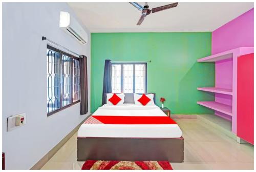 Ένα ή περισσότερα κρεβάτια σε δωμάτιο στο HOTEL !Madison! Homes Near Railway Station - Spacious & Fully Air conditioned Rooms - A Top Rated Hotel