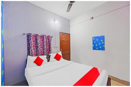 Ένα ή περισσότερα κρεβάτια σε δωμάτιο στο HOTEL !Madison! Homes Near Railway Station - Spacious & Fully Air conditioned Rooms - A Top Rated Hotel