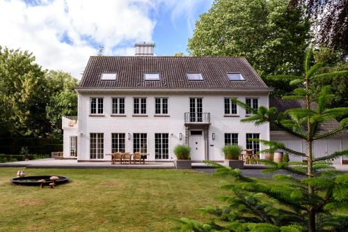 uma grande casa branca com um grande quintal em Hof Ter Beuke em Bruges