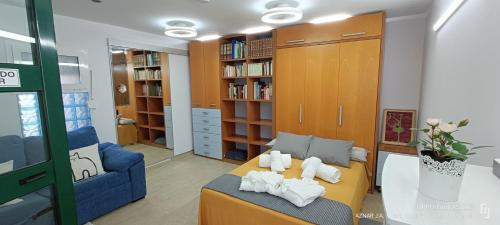 pequeña sala de estar con sofá azul y cama en Suite solarium Km21, en Vera