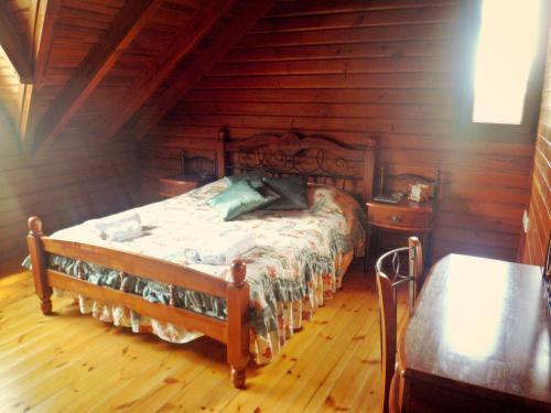 Кровать или кровати в номере Agros Timber Log House