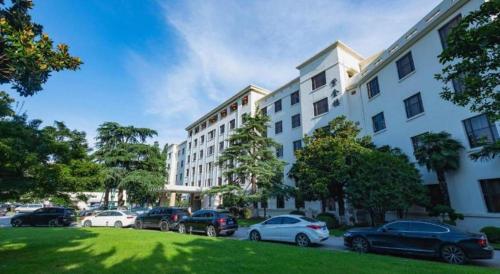 a group of cars parked in front of a building at Jin Jiang Nanjing Hotel in Nanjing