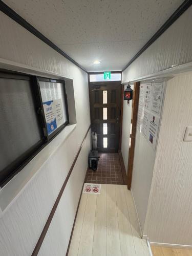 a hallway leading to a door in a building at 东京瑞江独栋直达新宿秋叶原 in Tokyo