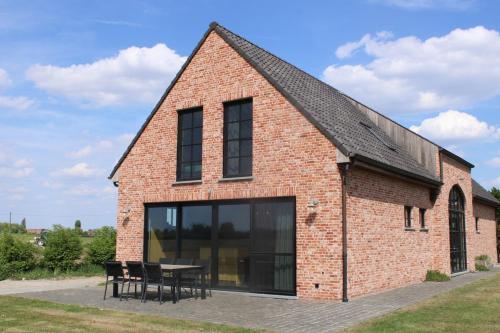 a brick building with a table in front of it at Green Bliss in Wervik