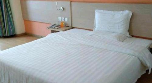 Ένα ή περισσότερα κρεβάτια σε δωμάτιο στο 7 Days Inn Shanghai Minhang Dongchuan Road Jiaotong University