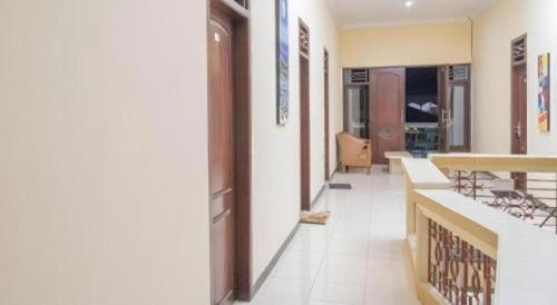 a hallway of a building with a hallwayasteryasteryasteryasteryasteryasteryasteryastery at OYO 643 Al Thalib 8 Syariah in Malang