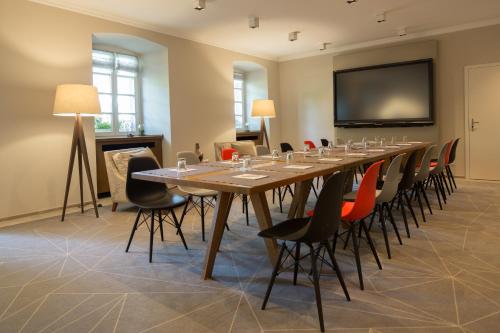 a large conference room with a long table and chairs at Romantik Hotel-Restaurant Altenberger Hof in Odenthal