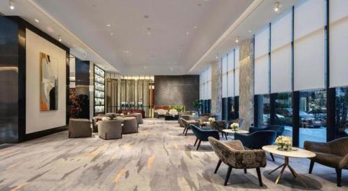 a large lobby with couches and chairs and tables at Taiyi International Hotel in Wenzhou
