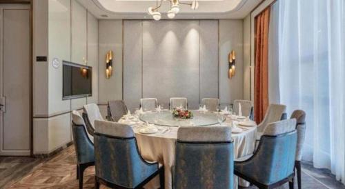 a conference room with a long table and chairs at Taiyi International Hotel in Wenzhou