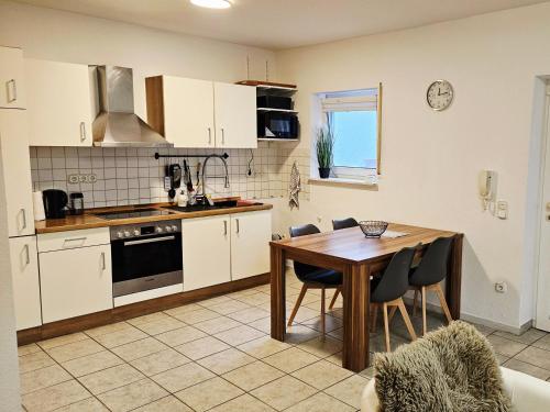 a kitchen and dining room with a table and chairs at Komplette Ferienwohnung für bis zu 4 Personen in Groß-Gerau