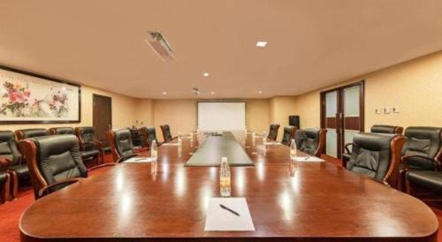 a large conference room with a long table and chairs at Kunming Long Way Hotel in Kunming