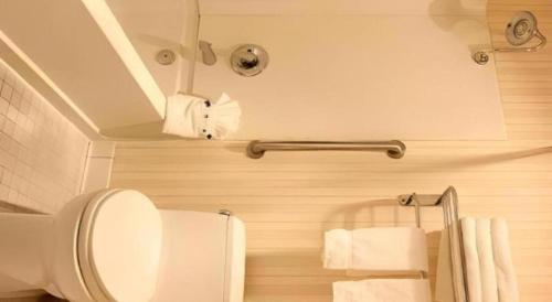 a bathroom with a toilet and towels at Best Western Plus Twin View Inn and Suites in Redding