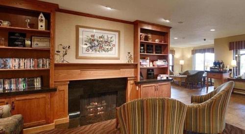 a living room with a fireplace with a fire place at Quality Inn & Suites Detroit Lakes in Detroit Lakes