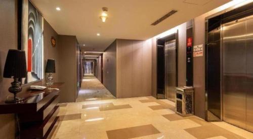 a hallway of a building with a hallwayngth at Yiwu Baiheng Hotel in Yiwu
