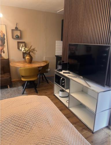 een woonkamer met een grote flatscreen-tv bij Urban Art Studio Köln City in Keulen