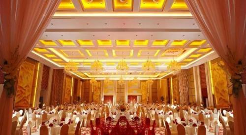 a large banquet hall with a large group of people at Gaosu New Century Hotel International Anhui in Hefei